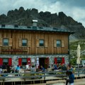 Seoce u Dolomitima u opsadnom stanju: Turisti satima čekaju u redovima da probaju "krofne" od četiri evra