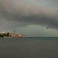 Муња удара у море: Невероватан снимак из Пореча (видео)