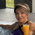 Neda u đakuziju zapalila mreže: Ispija koktel u tesnom bikiniju - grmi u 8. deceniji "Nema potrebe za..."