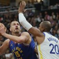 VIDEO Jokić magično probio kroz dvojicu, a onda usledio haos: Ušao u klinč sa navijačima zbog zviždanja, trpeo provokacije i…