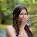Pet znakova da ne pijete dovoljno vode