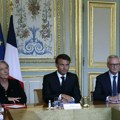 Mirnija noć u Francuskoj, Makron imao hitan sastanak sa ministrima