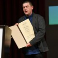 Jubilarna ceremonija u senci pritiska politike i atmosferi odlaska: Stevu Grabovcu svečano uručena NIN-ova nagrada za roman…
