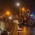 Ogorčeni poljoprivrednici sporom vožnjom na traktorima blokiraju Prag