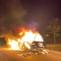 Vozač stradao u zapaljenim kolima: Nakon sudara vatra buknula na jednom vozilu, muškarcu nije bilo spasa VIDEO
