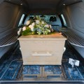 Žena ukrala pogrebno vozilo sa pokojnikom: Automobil i telo pronađeni na nesvakidašnjem mestu