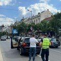 (Foto) devojku udario auto na Terazijama: Pretrčavala ulicu van pešačkog prelaza, prebačena u Urgentni