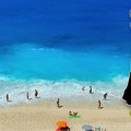 Snimak incidenta na tasosu: Devojčicu na plaži pregazio konj, zadobila strašne povrede