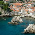 Kupači oprez! Ova plaža u komšiluku je opasna po život i pored upozorenja na odron puna je turista Dolaze čak i sa decom