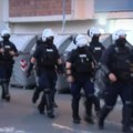 VIDEO Naprednjaci i demonstranti ispred prostorija SNS-a na Novom Beogradu: Došlo i do incidenta