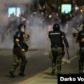 Ambasador EU u Srbiji pozvao na hitnu deeskalaciju i istragu prekomerne upotrebe sile