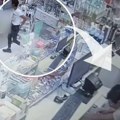 Lopov se pretvarao da je mušterija, pa odneo novac iz kase na Voždovcu: Snimak pokazuje kako je to uradio