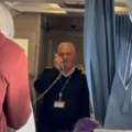 (Video): Pred sletanje u Beograd putnicima se obratio pilot iz kabine: Osoblje se odmah okupilo, putnici povadili telefone, a…