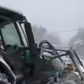 Kum i mladoženja seli u traktor i navalili na sneg: Hit snimak raspametio region