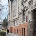 Profesoru koji je deci pokazivao pornografiju nije određen pritvor. Novosađani zgroženi, oglasila se i škola: Evo koje mere su…