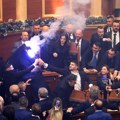 FOTO VIDEO Haos u albanskom parlamentu: Poslanici palili baklje, tražili hapšenje potpredsednice vlade