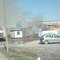 Gori objekat za reciklažu u Rumi: Vatrogasci na terenu, dim se vidi sa skretanja ka industrijskoj zoni