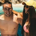 Unuk Šabana Šaulića uživa sa porodicom na egzotičnoj destinaciji: Zbog njegove žene, muškarcima padaju vilice