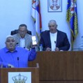 Burna rasprava u Skupštini Leskovca zbog transparenta „Srbija pobeđuje“ na Osmospratnici