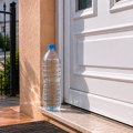 Srbi masovno ostavljaju flaše sa vodom ispred ulaznih vrata: Evo zašto