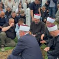 Sahranjena supruga Halida Bešlića: Dino plače nad grobom, sinovi se ne odvajaju od njega