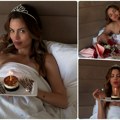Milica Pavlović slavi rođendan na Jadranu: Kruna, kolač i svećica, a u krevetu joj društvo pravi ona!