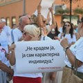 Otvorena "Nušićijada", gradom odjekivali zvižduci i "pumpaj": Selaković nije smeo na binu, pa se oglasio iz kafane FOTO/VIDEO…