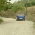 Pred izbore skinuli asfalt i obećali novi: Tri godine kasnije, meštani Goločela i dalje gaze po rupama