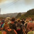 Turisti peške beže od vatrene stihije: Požar na Rodosu nekontrolisano besni, plamen guta sve pred sobom: Izgorela tri…