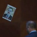 Premijer Kosova podnosi izveštaj o nacrtu ZSO: Opozicija lepila plakate sa slikama Kurtija gde je predstavljen kao klovn