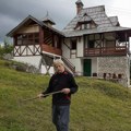 (Foto) kosi travu i pravi meleme: Ljubivoje Ršumović (84) pokazao u kakvom raju živi na Zlatiboru, ovo je njegova kuća -…