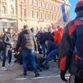 Tuča u centru Zagreba: Posvađali se "klečavaci" i "anti-klečavaci" - Nestvarne scene na Trgu Bana Jelačića