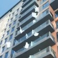 "Baci njega, nemoj stvari" Letele krpice sa zgrade u Beogradu, sumnja se na ljubavne probleme (video)