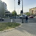 Prve fotografije s mesta nesreće na Novom Beogradu: Automobil potpuno uništen, kombi otkinuo semafor FOTO VIDEO