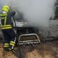 Požar na Žabljaku: Kompletno izgoreo kamper stranih državljana, intervencija trajala do kasno u noć (video)
