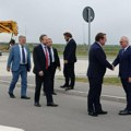 Vesić i Varheji u Batajnici: Ministar i evropski komesar obilaze završne radove na Intermodalnom terminalu (foto)