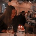 (Video): Anastasija priredila iznenađenje Vanji Gudelj za rođendan usred restorana: Stigla torta, na balonima poruka i medved…