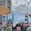 Mesec dana od tragedije u Novom Sadu: Protest i farbanje Trga slobode u crveno