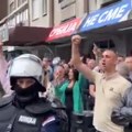 Napeto ispred prostorija SNS-a, kordon policije razdvaja građane i naprednjake:Građani skandiraju “pumpaj”, „ubice“ i…