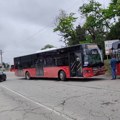 (Video) Sudar autobusa i "mercedesa" u Surčinu: Popucalo staklo, saobraćaj u prekidu