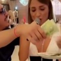 Evre joj ređaju na tanjir, ona peva i broji Milica Jokić uzela nezapamćeni bakšiš do sad! (video)
