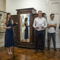 Otvorena izložba u Galeriji „dr Vinko Perčić“ – vizuelna priča o identitetu i tradiciji