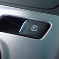 Šta se dešava kada povučete električnu ručnu pri velikoj brzini (VIDEO)