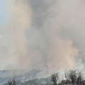 Vatrena stihija guta selo kod Leskovca! Vide se samo vatra i dim, čuje zvuk sirena, gori i kod Čačka (foto, video)