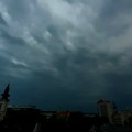 Jako nevreme podogilo sever Srbije: Vetar čupa drveće iz korena, gromovi paraju nebo: U ovom gradu je najkritičnije (foto…