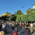 Protest ispred Jovine Gimnazije, roditelji đaka na ogradi ostavili poruke o problemima u toj školi, krenuli u šetnju FOTO