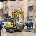 (Foto) Pukla cev na uglu Golsvordijeve i Kičevske na Vračaru: Bez vode u tim i okolnim ulicama, saobraćaj preusmeren