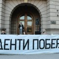 Neformalne grupe građana u Čačku postavile transparente i nalepnice Studenti pobeđuju