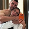 Estradni par u nikad vrelijem izdanju, on go do pojasa, ona u bikiniju: Nakon skandala zaljubljeni kao 1. dana