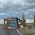 Prevrnuo se kamion na ulazu u Sremsku Mitrovicu: Metal rasut po kolovozu, policija na terenu! (foto)